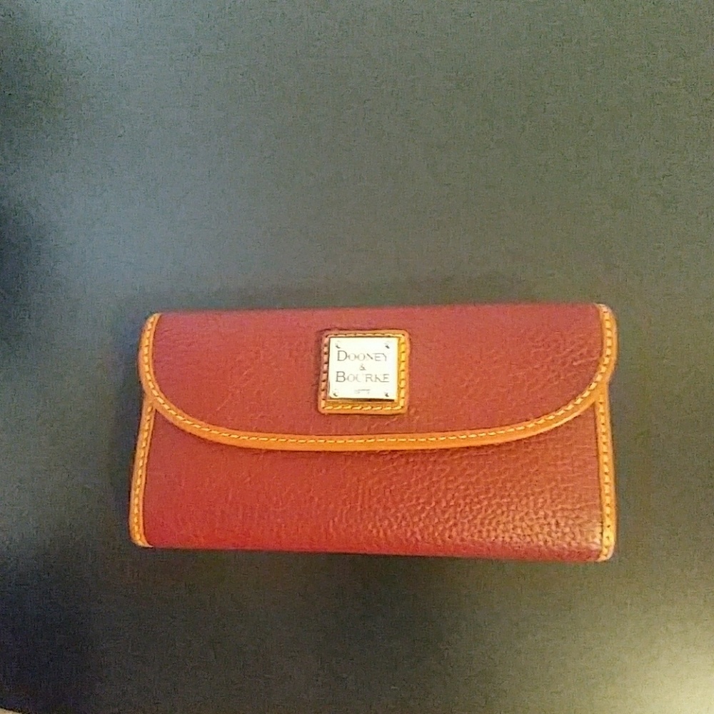 Dooney & Bourke Pebble Grain Continental Clutch